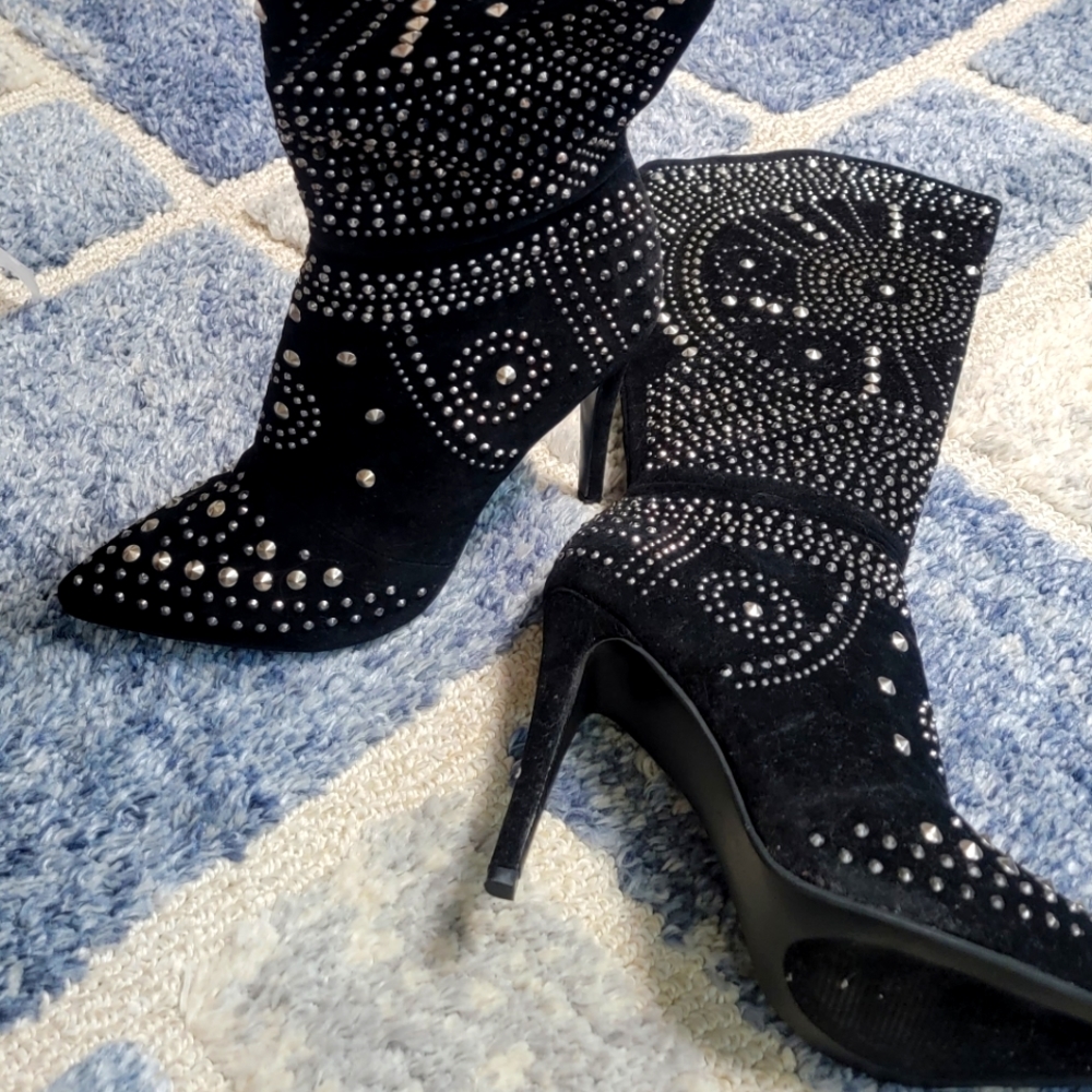 Women's Olivia Miller Boots size 9 brand new in box.